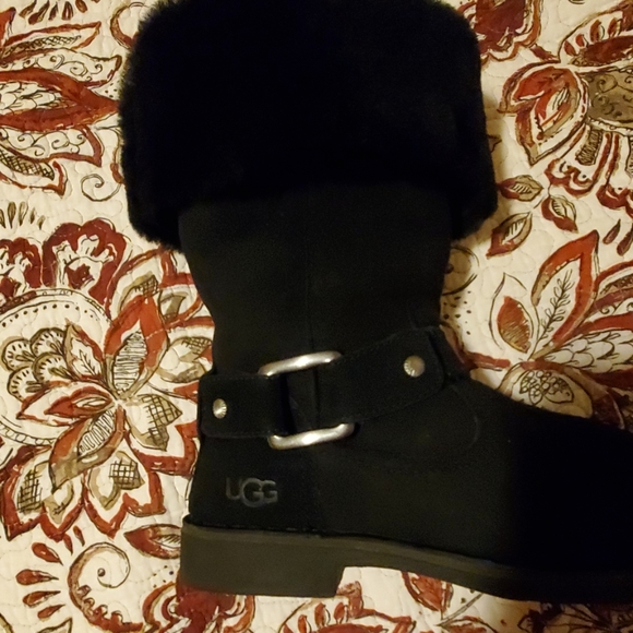 Uggs - Picture 2 of 2